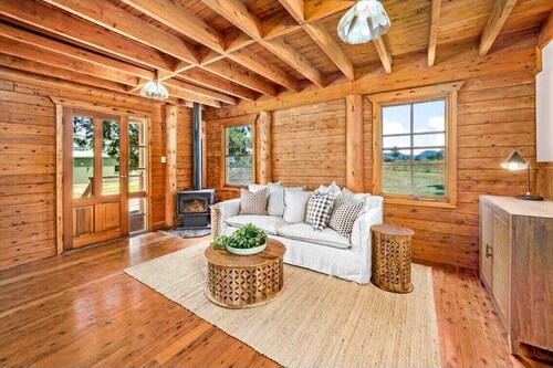 Cosy "log cabin style" cottage at the foothills of the mountains in Gloucester
