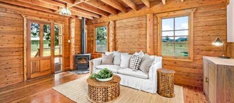 Cosy "log cabin style" cottage at the foothills of the mountains in Gloucester