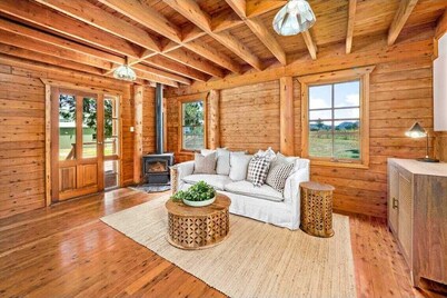 Cosy "log cabin style" cottage at the foothills of the mountains in Gloucester