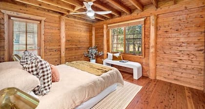 Cosy "log cabin style" cottage at the foothills of the mountains in Gloucester