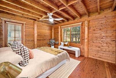 Cosy "log cabin style" cottage at the foothills of the mountains in Gloucester
