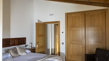 Exclusive Villa | 2 bedrooms, individually decorated, individually furnished, desk