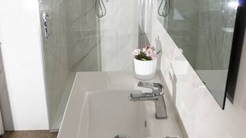 دُش غزير، أرضية مُدفئة (حمّام)، مناشف، صابون