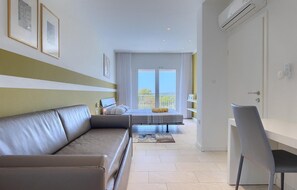 Fernseher, DVD-Player, Tischtennisplatte