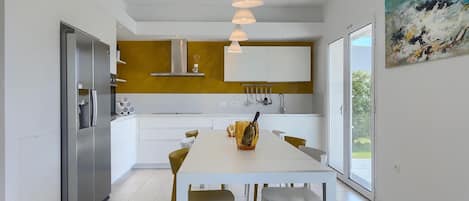 Réfrigérateur, four, lave-vaisselle, cafetière/bouilloire