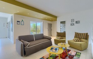 Tv, dvd-spelare och ett bordtennisbord