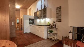 Fridge, oven, dishwasher, coffee/tea maker