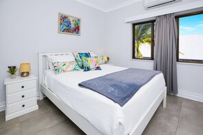 2 bedrooms, desk, laptop workspace, blackout curtains - On the Esplanade (Cairns North)