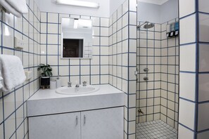 Appartamento Classic | Bagno | Doccia, set di cortesia gratuito, asciugacapelli, asciugamani