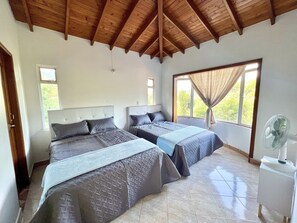4 bedrooms, free WiFi, bed sheets - Charming Villa Near to Medellín Metro and Malls (Copacabana)