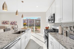 Fridge, microwave, oven, stovetop - Magical Themed Home Near Disney (Kissimmee)