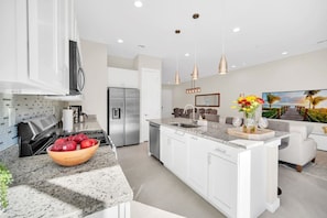 Fridge, microwave, oven, stovetop - Magical Themed Home Near Disney (Kissimmee)