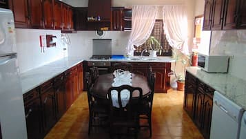 Frigorífic, microones, forn i placa de cuina
