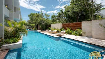 2 outdoor pools