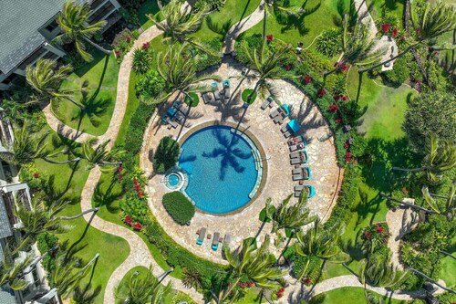 Romantic Getaway • 1BR Villa Steps to Beach & Pool