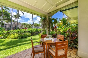 Outdoor dining - Romantic Getaway • 1BR Villa Steps to Beach & Pool (Kahuku)