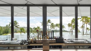 Un bar con vista su una spiaggia tropicale e palme.