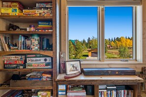 Huis | Woonruimte | Een 52-inch smart-tv met digitale zenders, Netflix en Hulu