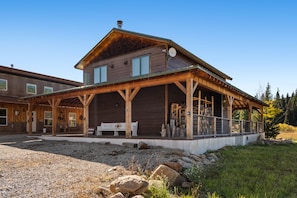 Vista frontal de la propiedad