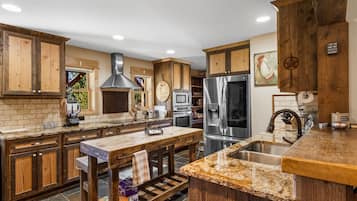 House | Living area | 52-inch Smart TV with digital channels, Netflix, Hulu