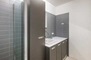 Een douche, een haardroger, een bidet