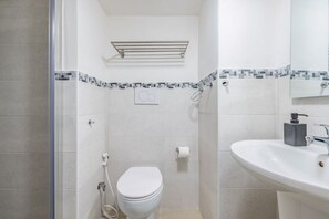 Shower - GuestHost - Functional Apt x5 in the Heart of Catania (Catania)