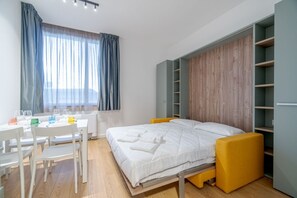 Iron/ironing board, WiFi, bed sheets