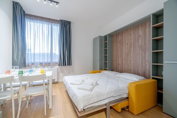 Tabla de planchar con plancha, wifi y ropa de cama 