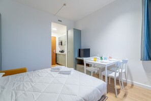 Een strijkplank/strijkijzer, wifi, beddengoed
