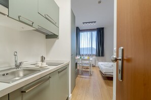 Een koelkast, een magnetron, een oven, een kookplaat