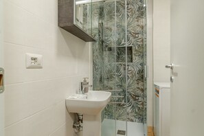 Een douche, een haardroger, een bidet, handdoeken