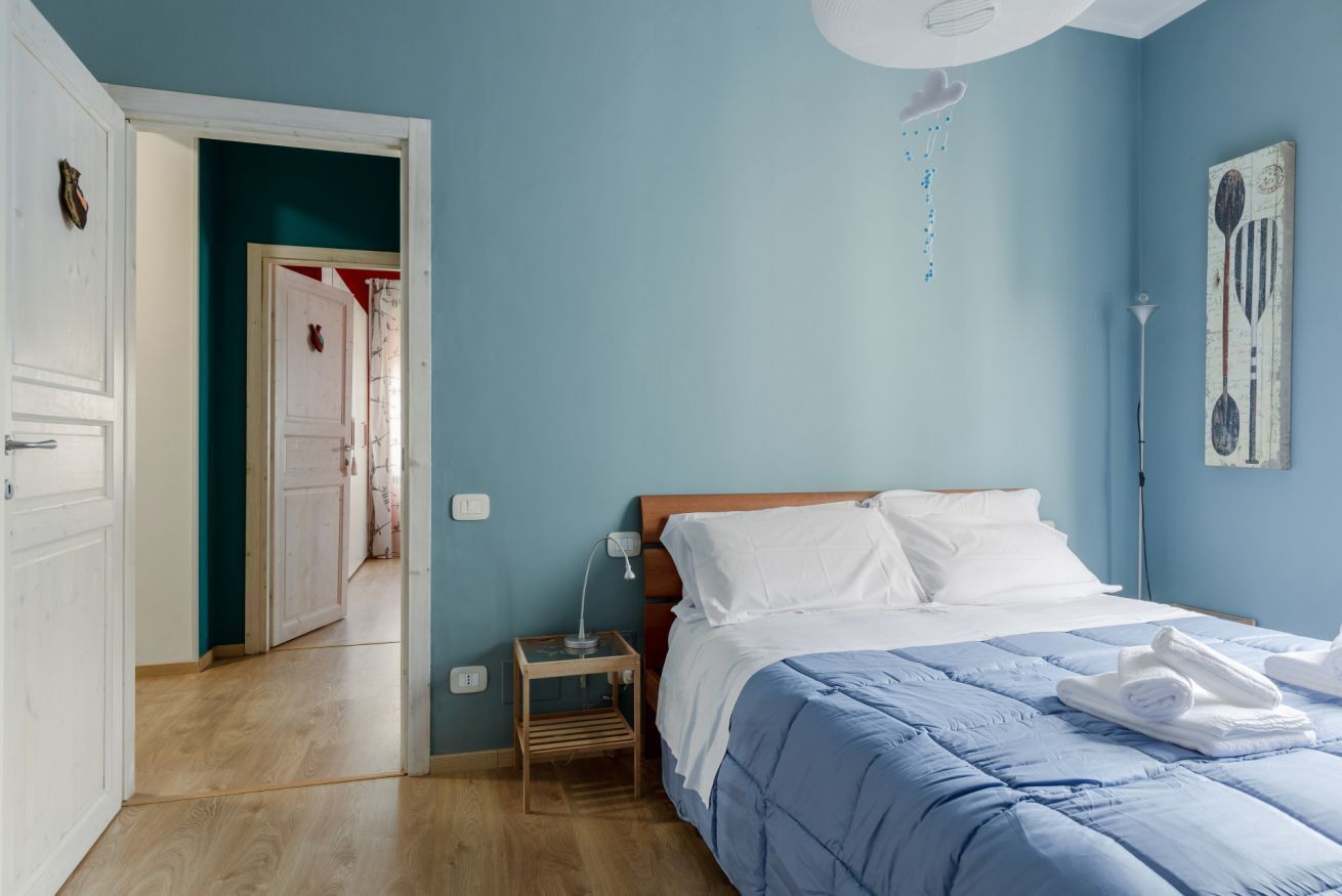 2 dormitorios, tabla de planchar con plancha, ropa de cama
