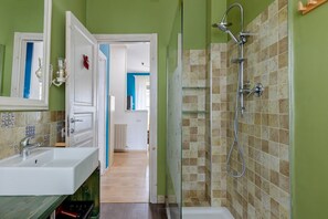 Shower, bidet - GuestHost - Colorful apartment with balcony, able to comfortably accommodate 4 people thanks to two double bedrooms and all the comforts for a pleasant stay. The accommodation boasts two panoramic views of the Umbrian hills and is located in a quiet resi (Perugia)