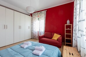 2 bedrooms, iron/ironing board, bed sheets