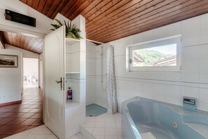 Shower, hair dryer, bidet, towels
