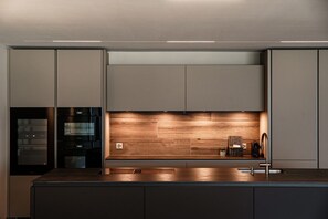 Fridge, microwave, oven, stovetop - Luxurious apartment with lake view (Panoramic Minusio) (Minusio)