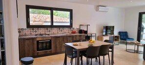 Een koelkast, een oven, een vaatwasser, een koffiezetapparaat/waterkoker