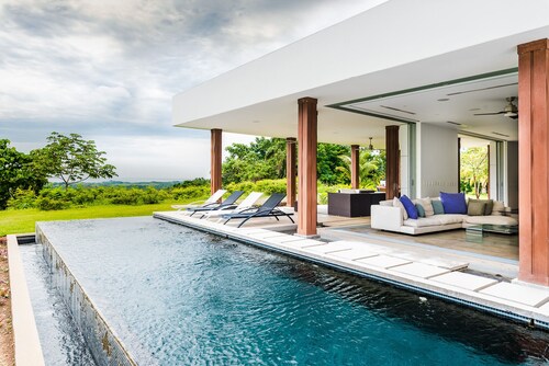 LUNA LUXURY VILLA w/ Pool & Concierge!
