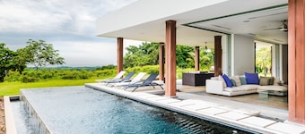 LUNA LUXURY VILLA w/ Pool & Concierge!