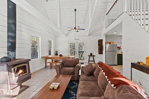 Smart TV, fireplace - Pickles Cabin - 2BR Forest Escape (Arkdale)