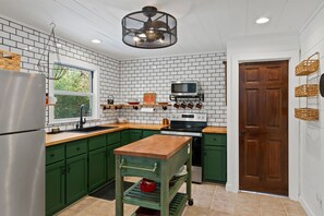 Fridge, microwave, oven, stovetop - Pickles Cabin - 2BR Forest Escape (Arkdale)