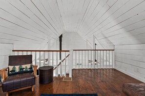 Interior - Pickles Cabin - 2BR Forest Escape (Arkdale)