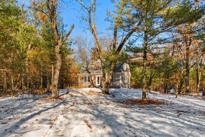 Exterior - Pickles Cabin - 2BR Forest Escape (Arkdale)