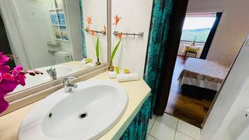 Dusj, hårføner, håndklær og såpe