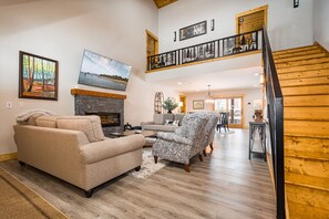 Smart-tv, eldstad, tv-spel och bordsfotboll