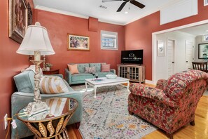 TV - 610 Franklin: 5B | 1/1 | Heart of Downtown | Washer/Dryer (Natchez)