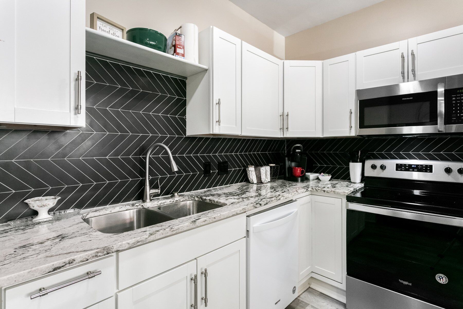 Refrigerador, microondas, lavavajillas y cafetera y tetera 