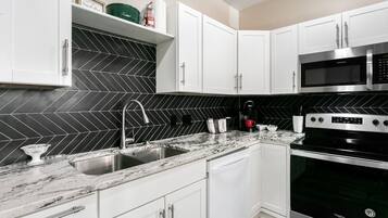 Kylskåp, mikrovågsugn, diskmaskin och kaffe- och tebryggare