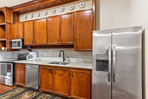 Kjøleskap, mikrobølgeovn, oppvaskmaskin og kaffetrakter/tekoker