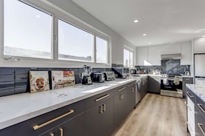 Refrigerador, microondas, horno, placa de cocina